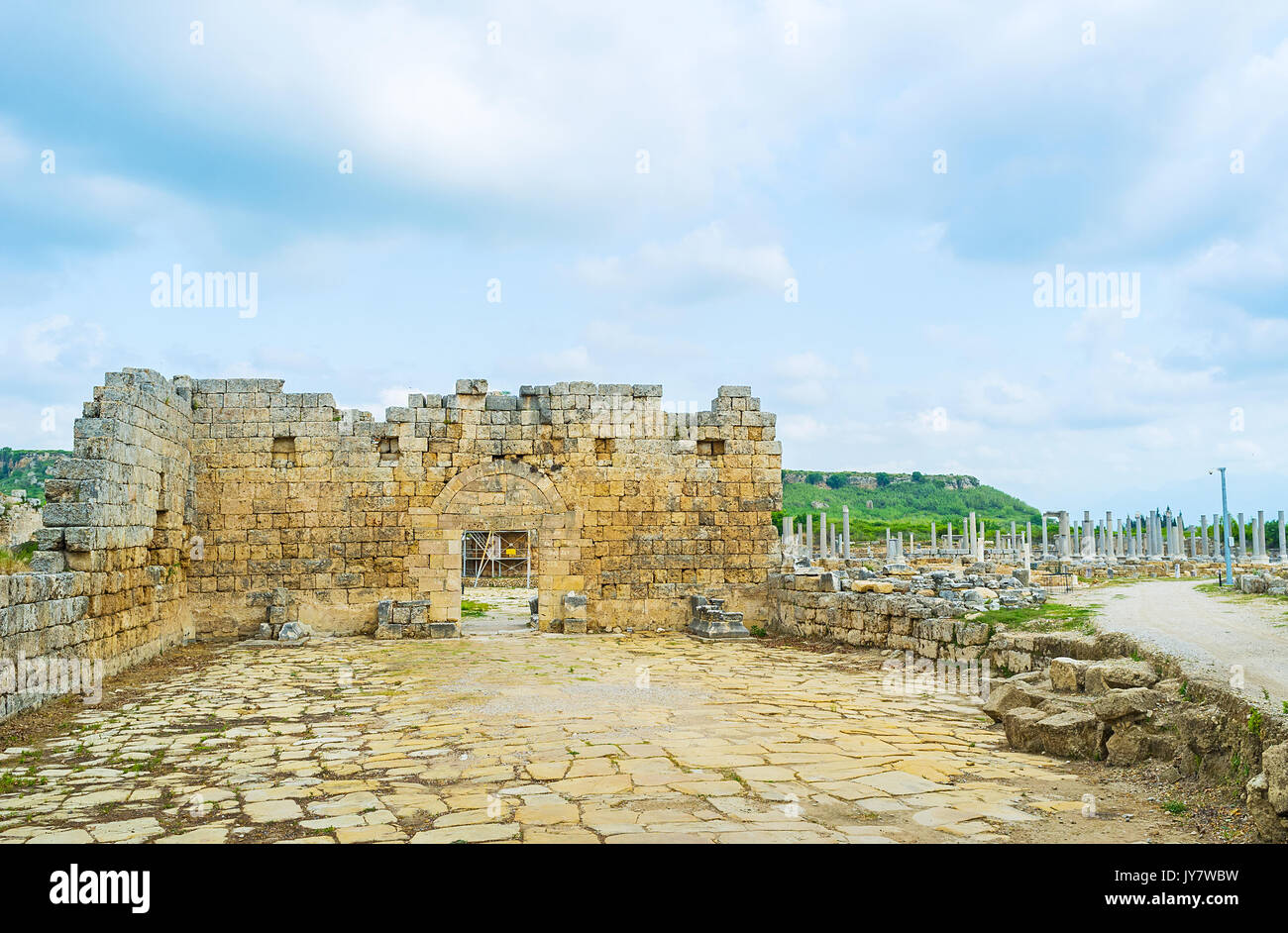 Die archäologische Stätte von Perge mit gut erhaltenen antiken Ruinen der anatolischen Stadt, Antalya, Türkei. Stockfoto