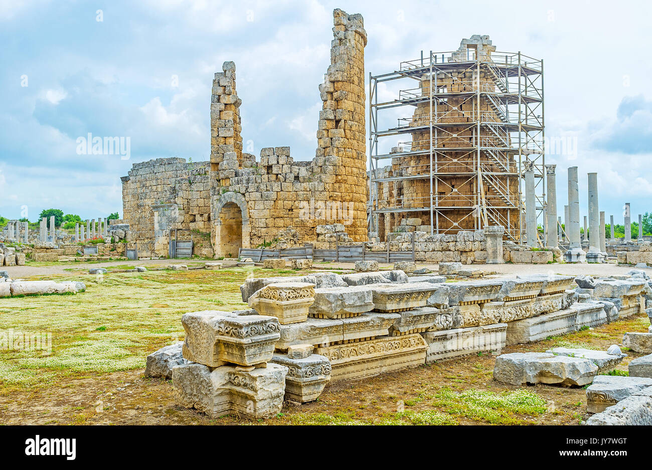Hellenistische Tor von Perge ist einer der bemerkenswertesten Sehenswürdigkeiten der archäologischen Stätte in Antalya, Türkei. Stockfoto