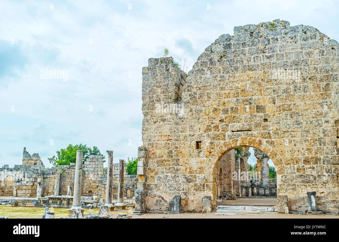 Die Artemis Tempel ist einer der erhalten gebliebenen Heiligtümer in historischen Stätten von Perge, Antalya, Türkei. Stockfoto