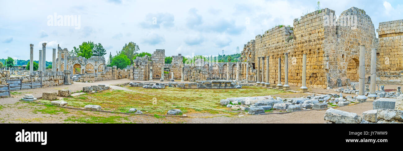 Die perfekte Beispiele der hellenistischen Architektur in erhaltenen archäologischen Stätten von Perge, Antalya, Türkei. Stockfoto