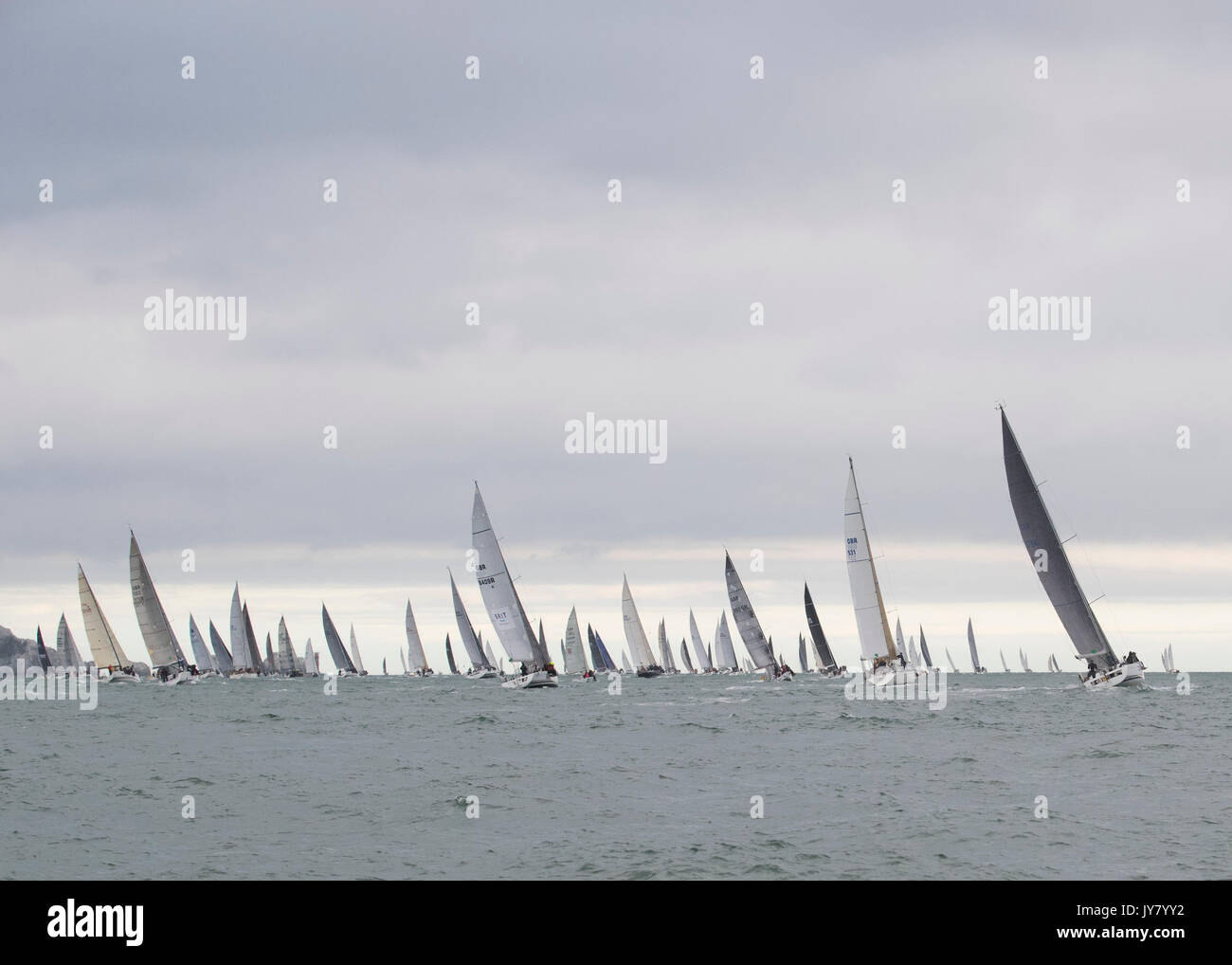 Yachten Kopf für die Nadeln während der jährlichen Rund um die Insel Rennen Stockfoto