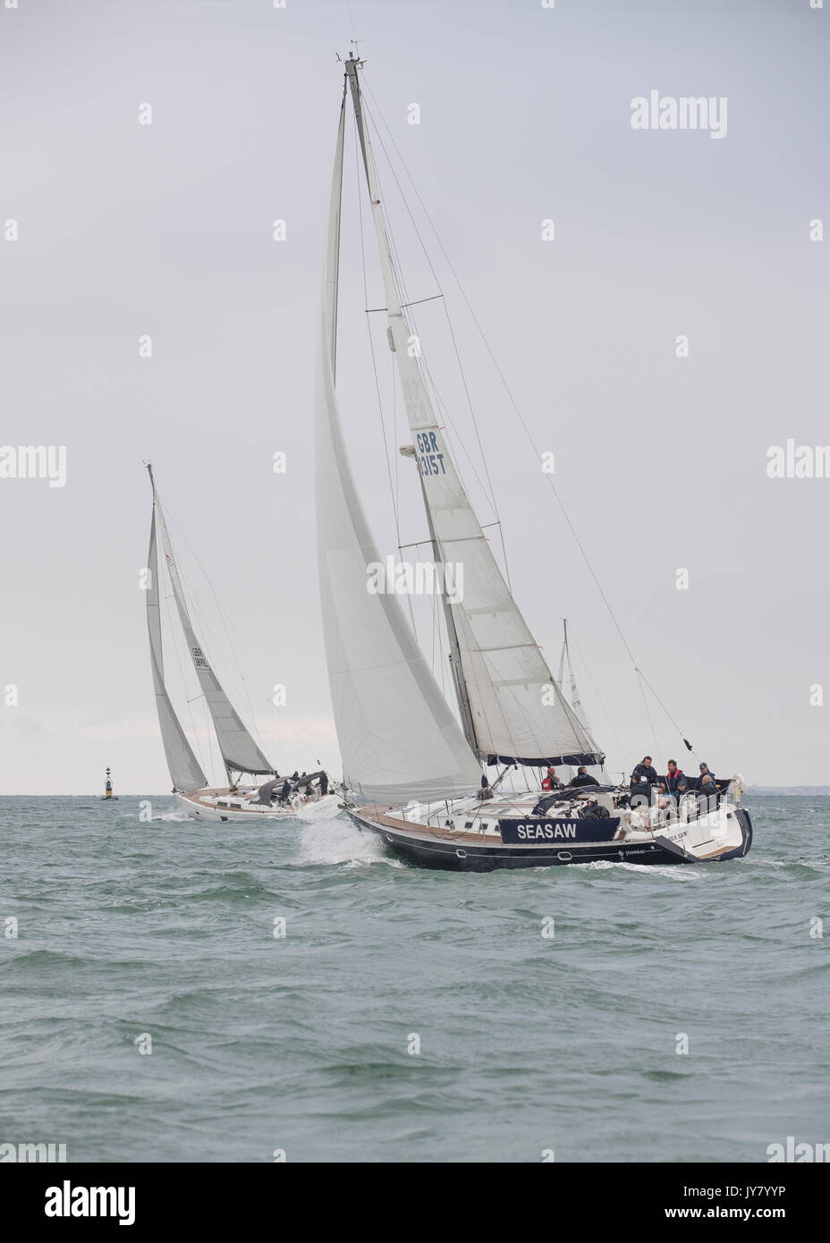 Yachten Jeanneau GBR 8315 T Seasaw und Hanse 455 GBR 3891 L Skyfall Kampf um Position während der 2017 Rund um die Insel Rennen Stockfoto