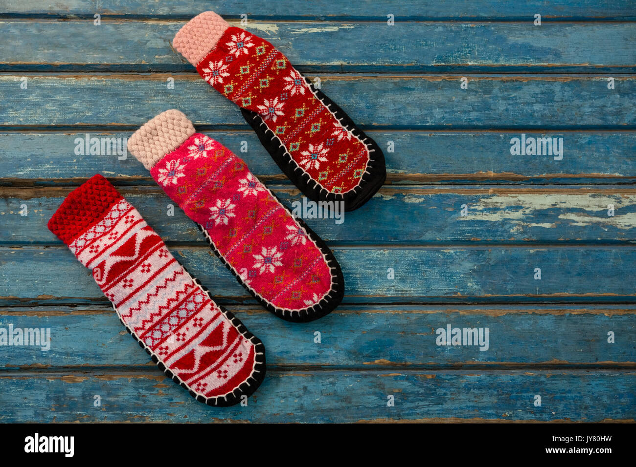 Nahaufnahme von gemusterten Socken auf hölzernen Tisch Stockfoto