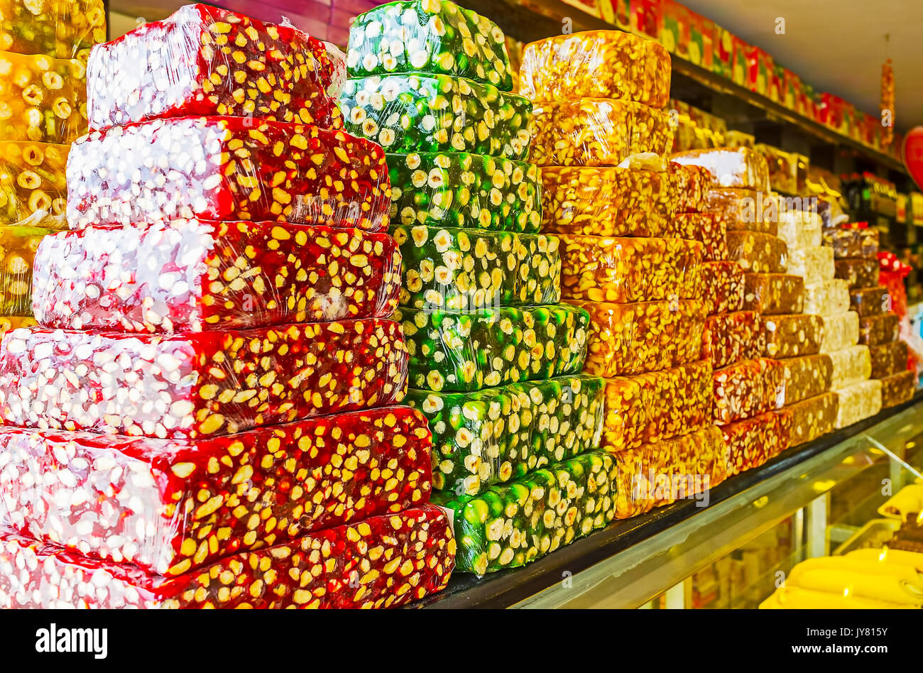 Die Turkish Delight ist die Visitenkarte der lokalen Süßwaren Läden und Marktständen, mit verschiedenen Arten von Obst Gel mit verschiedene Nüsse, Seite, Stockfoto