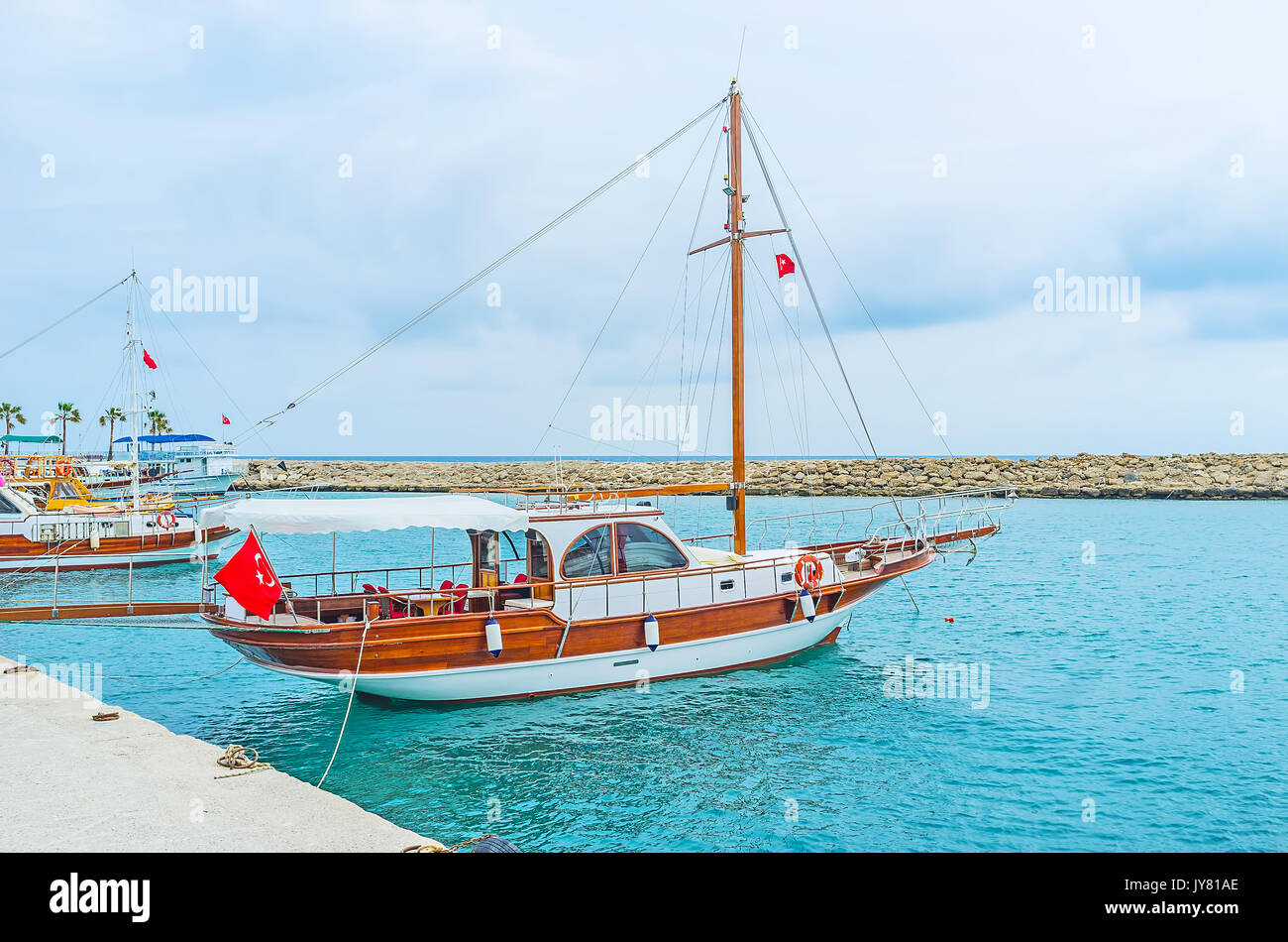 Das Segel Yacht im Hafen von Side, die beliebte türkische Resort am Mittelmeer. Stockfoto