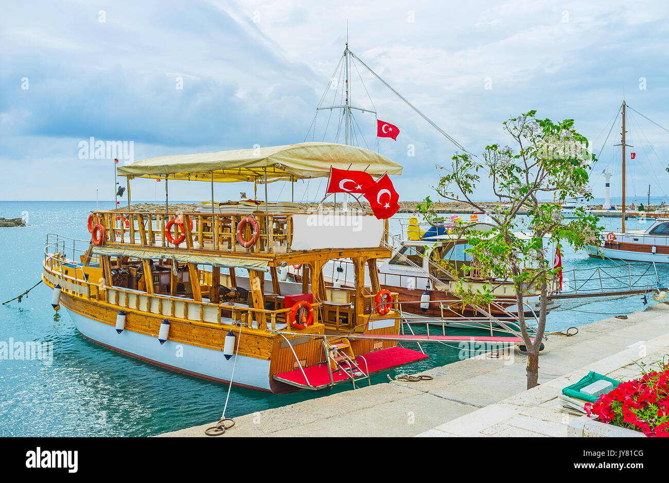 Die Ausflüge entlang der Küste, am malerischen Sportboote sind beliebte Touristenattraktion in Side, Türkei. Stockfoto