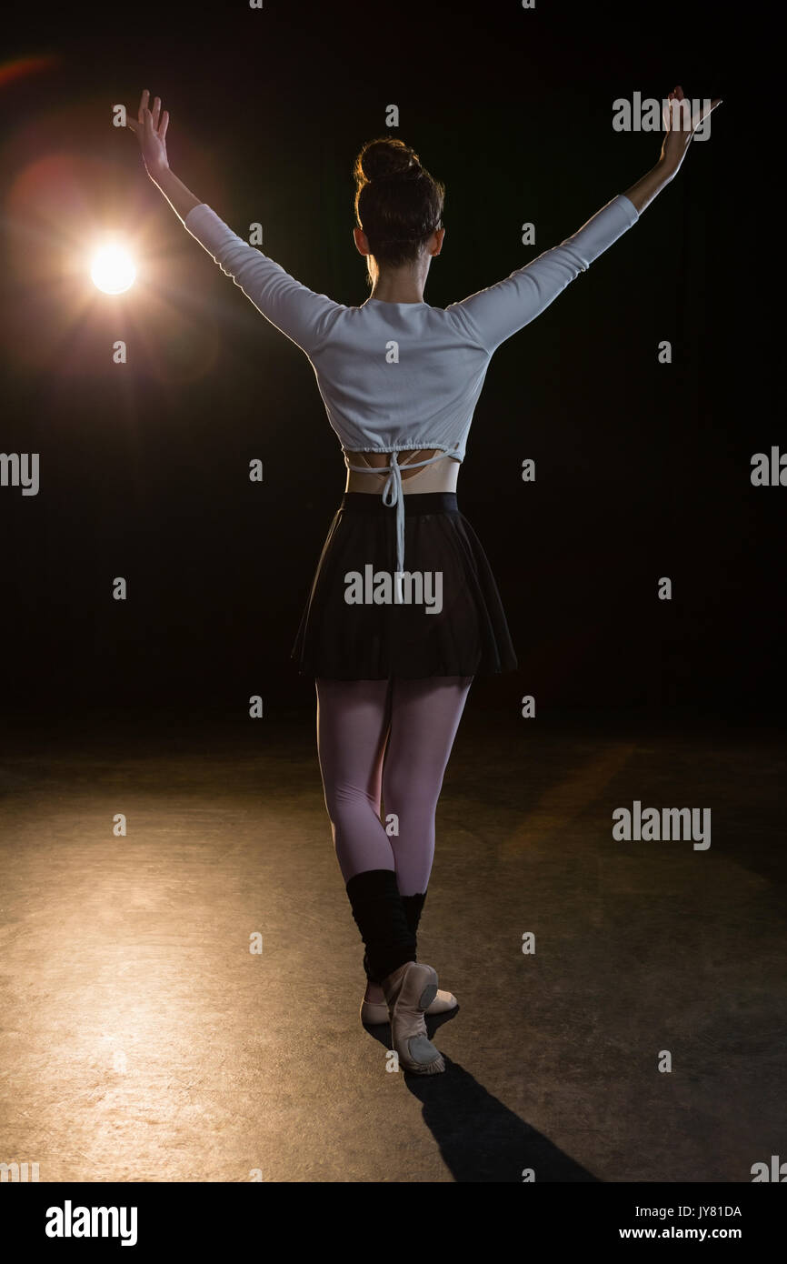 Ansicht der Rückseite des Ballerina üben Ballett Tanz auf der Bühne Stockfoto