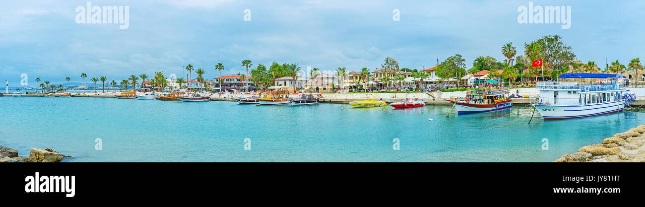 SIDE, Türkei - Mai 8, 2017: Panorama der Mediterranean Resort mit Boote und Yachten im Hafen, nette Cafés, Restaurants und touristischen Geschäften entlang dem Meer Stockfoto