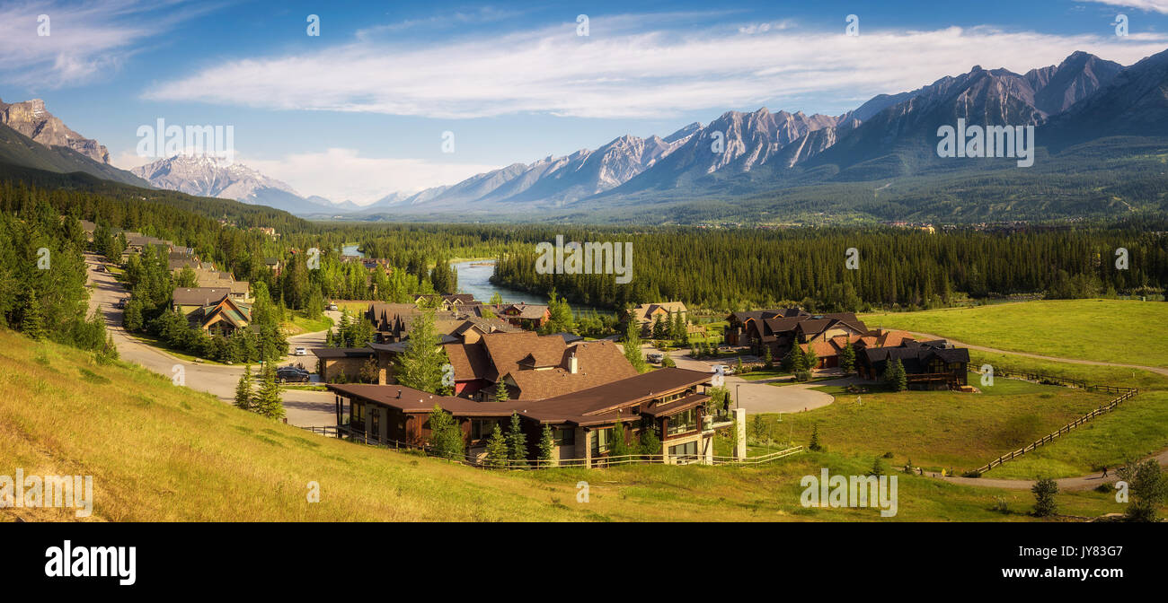 Canmore in den Rocky Mountains mit Berggipfeln im Hintergrund. Stockfoto