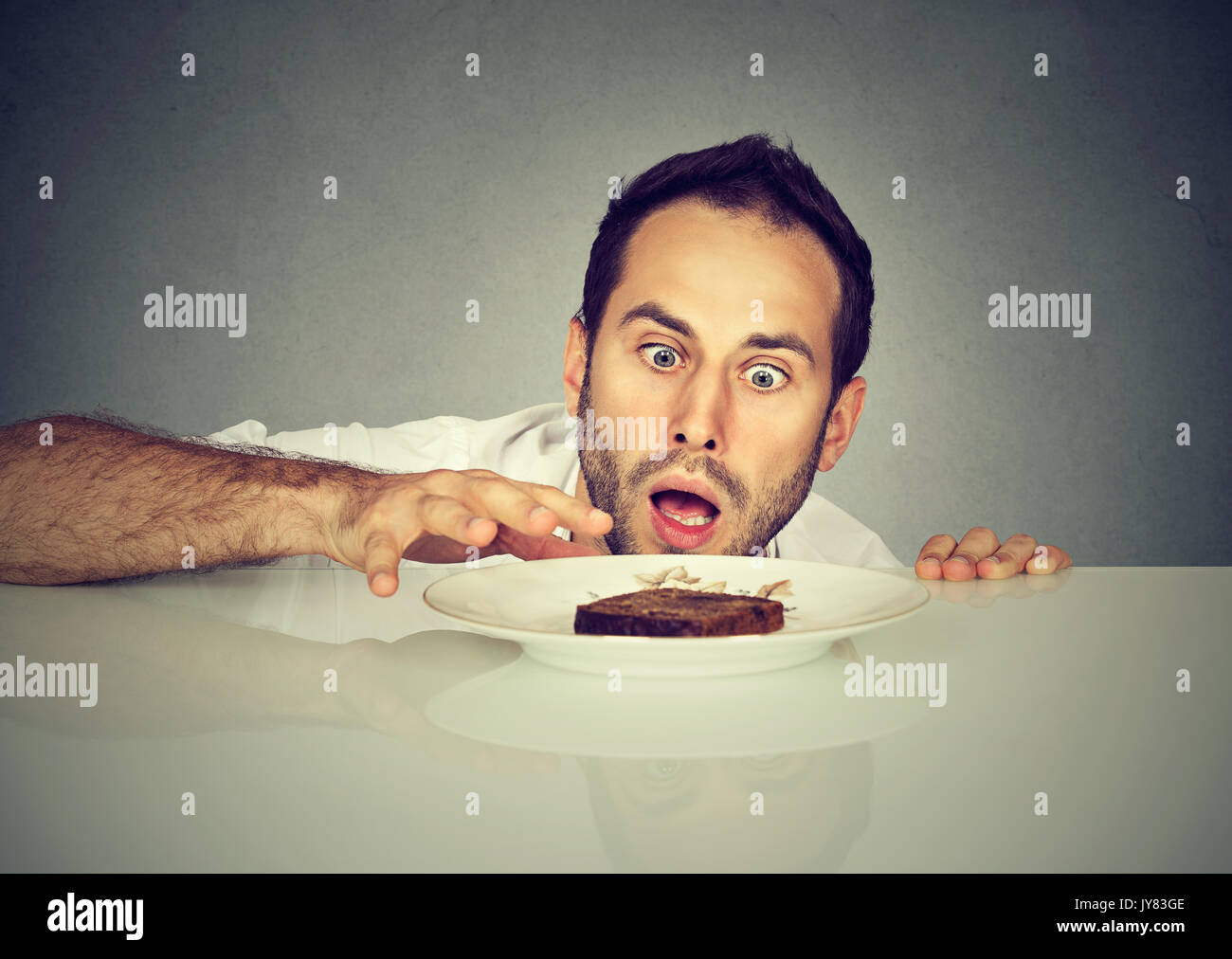 Hungrigen Mann sucht süße Speisen Stockfoto
