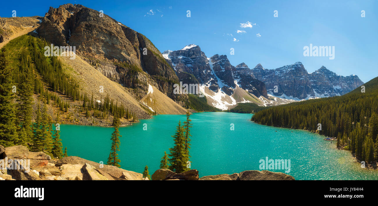 Schöner sonniger Tag am Moraine Lake im Banff Nationalpark, Alberta, Kanada, mit Schnee bedeckten Gipfeln der kanadischen Rocky Mountains im Hintergrund. Stockfoto