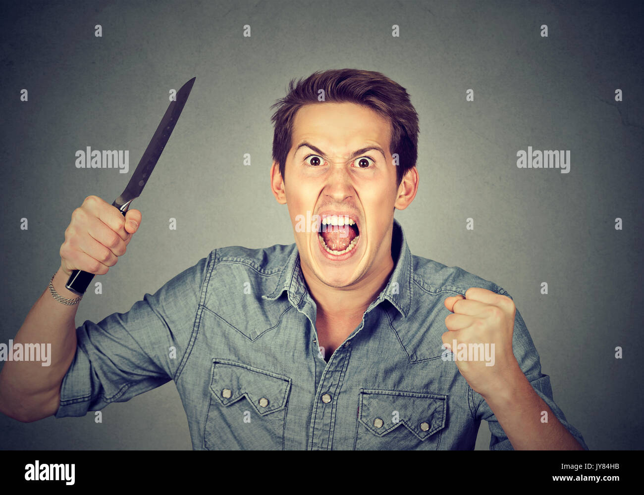 Wütend aggressiven jungen Mann mit Messer Stockfoto