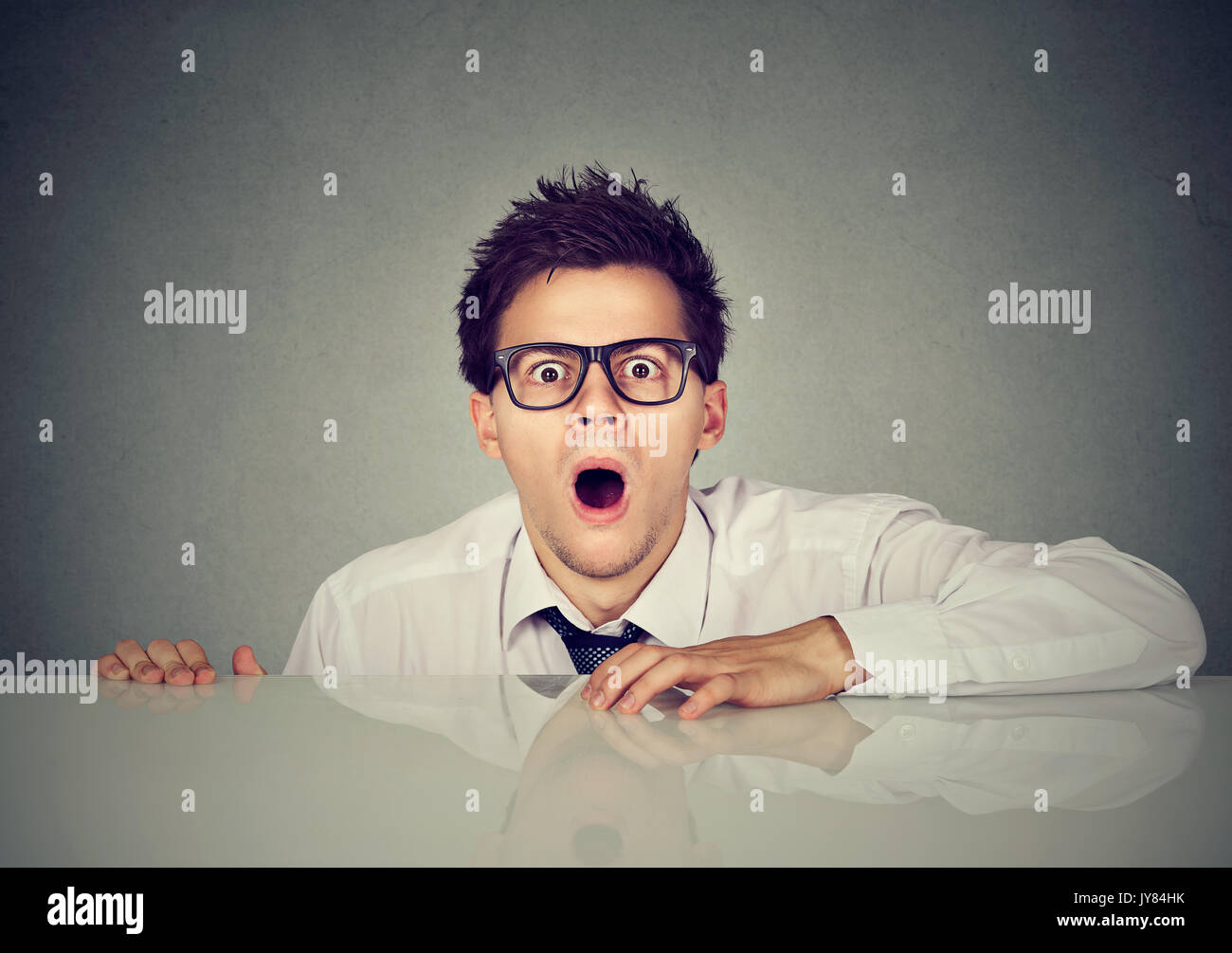 Erschrocken Mann aus unter dem Tisch Schockiert Stockfoto