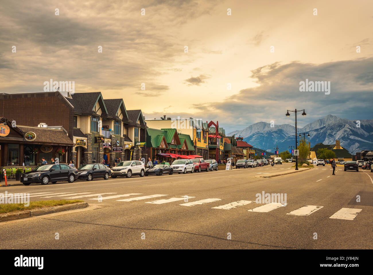 Abend auf den Straßen von Jasper in den kanadischen Rocky Mountains. Stockfoto