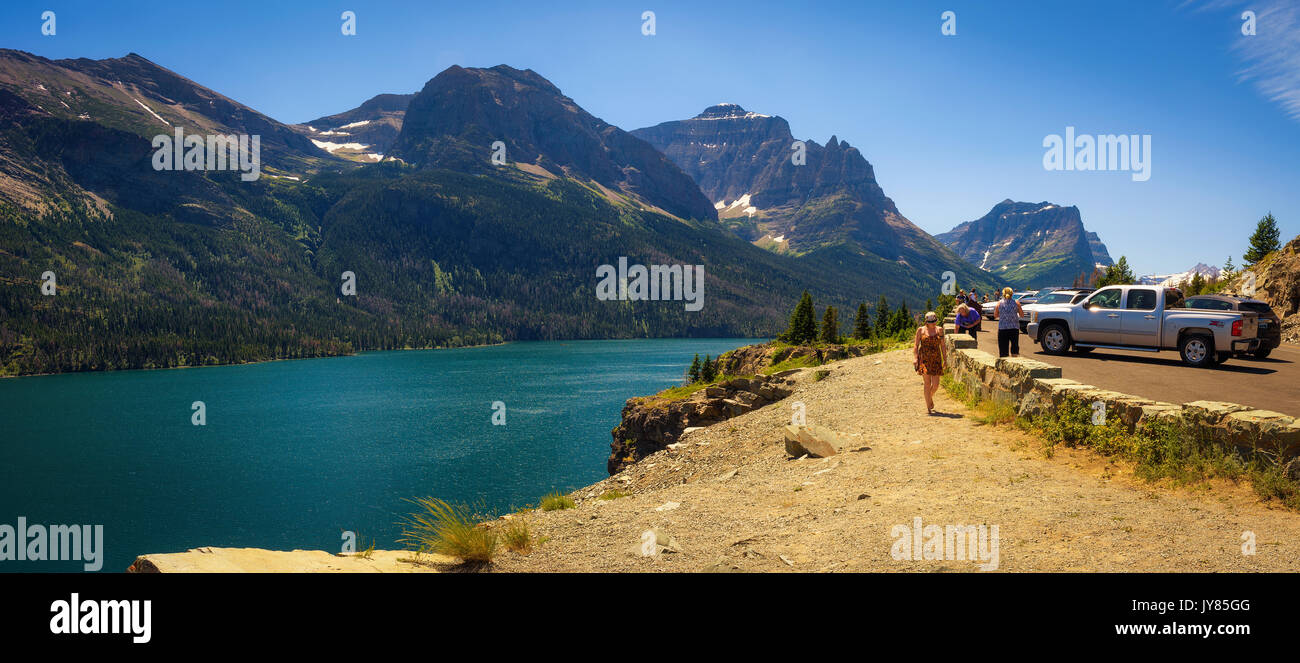 Touristen genießen die malerische Aussicht auf St. Mary Lake im Glacier National Park. Stockfoto