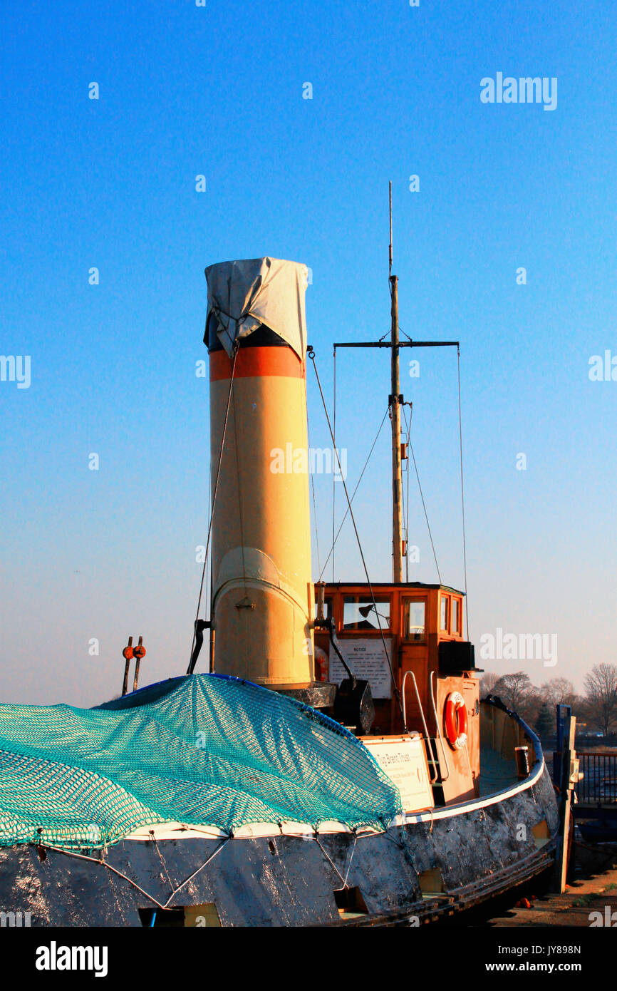 Dampfmaschinen Boot mit blauem Himmel in Großbritannien. Stockfoto