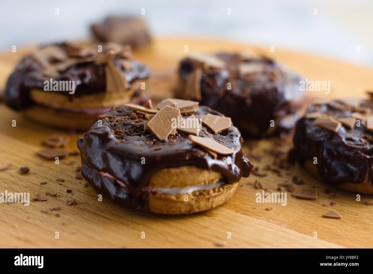 Zimt und Marshmallow sandwich Cookies durch Schokolade aufgefüllt Stockfoto