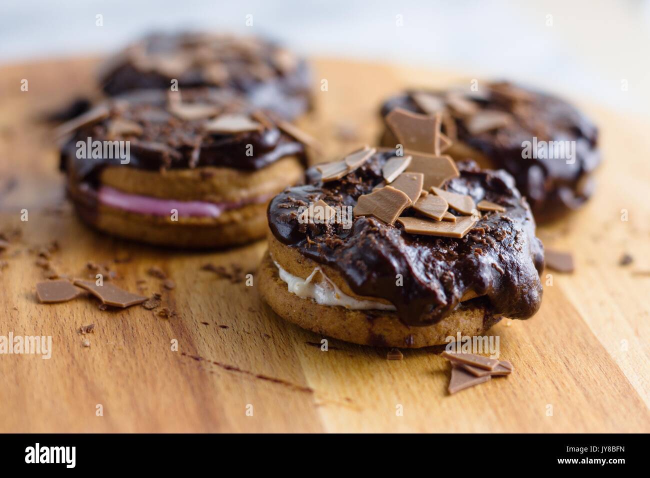 Zimt und Marshmallow sandwich Cookies durch Schokolade aufgefüllt Stockfoto