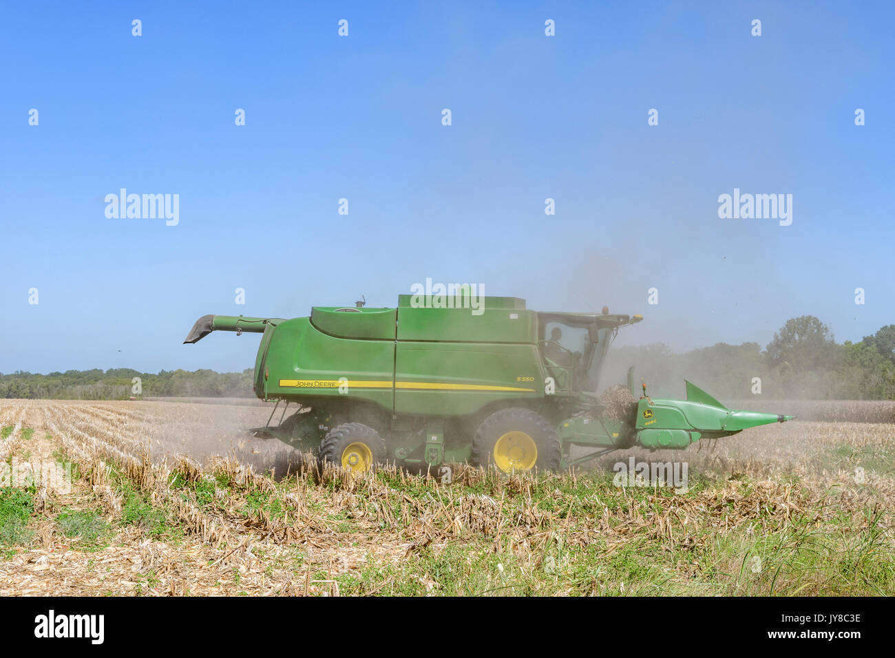 John Deere S550 Mähdrescher schneiden Alte geerntet Maisstengel bereit, das Feld für das nächste Jahr ist die Ernte auf einer Farm in Alabama, USA. Stockfoto