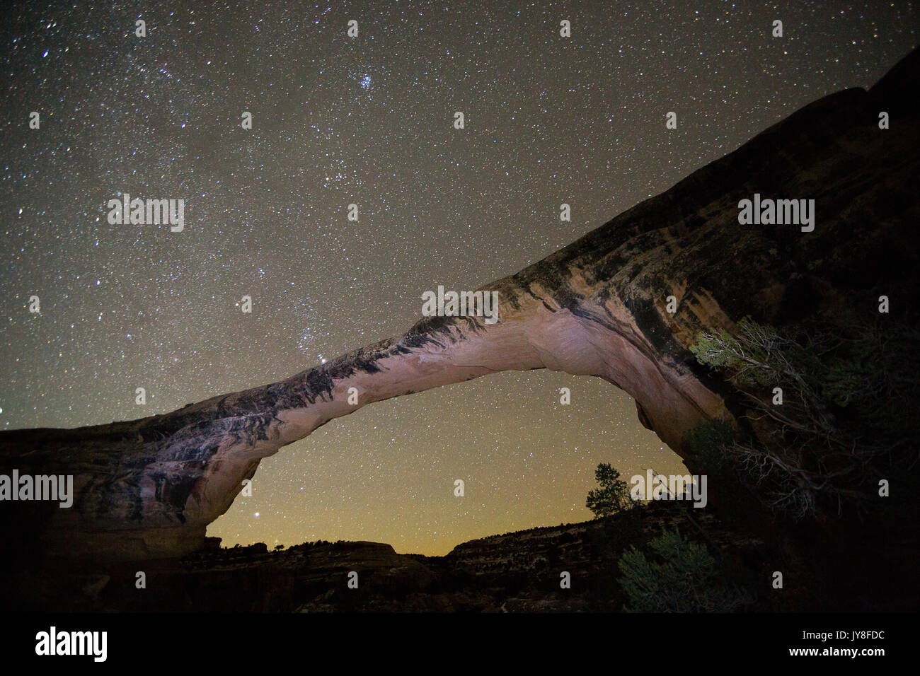 Natural Bridges State Park, Utah, USA. Owachomo Bridge unter einer spektakulären Nacht Himmel. Stockfoto