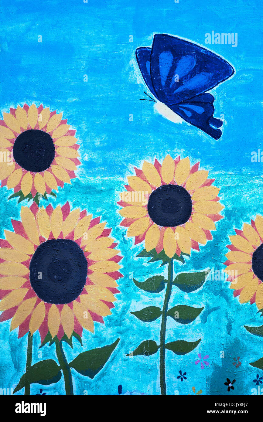Schönen Außenpool Wandgemälde von Sonnenblumen und ein Schmetterling Stockfoto