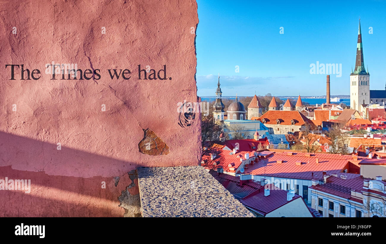 Wandgemälde „The Times we had“ an der Wand der Aussichtsplattform von Kohtuotsa, Tallinn, Estland Stockfoto