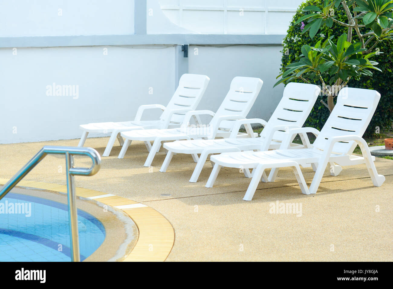 Weiße sitze am Beckenrand Stockfoto