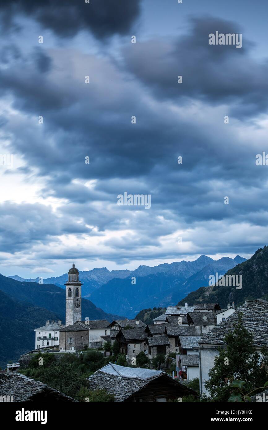 Bedrohliche Wolken am Himmel in Soglio während der blauen Stunde. Val Bregaglia Kanton Graubünden Schweiz Europa Stockfoto