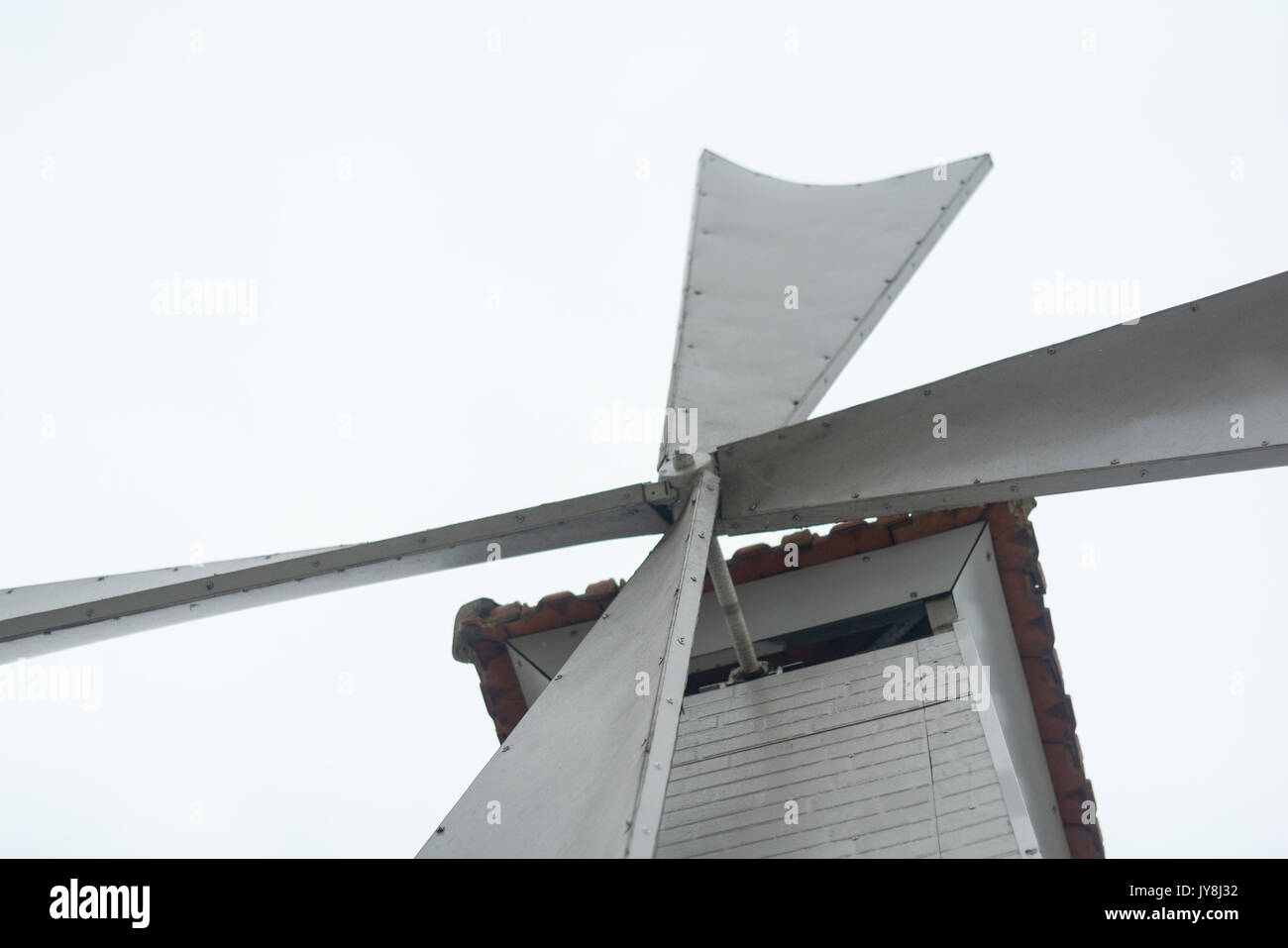 Windenergieanlage niedrigen Winkel mit Himmel Hintergrund Stockfoto