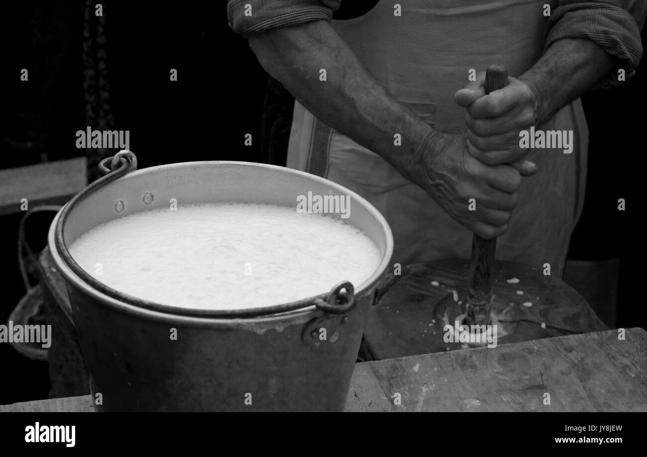 Demonstration der Herstellung von Butter mit traditionellen Instrumenten an der Bitto Käse Festival von Morbegno. Sondrio. In der Lombardei. Italien. Europa Stockfoto