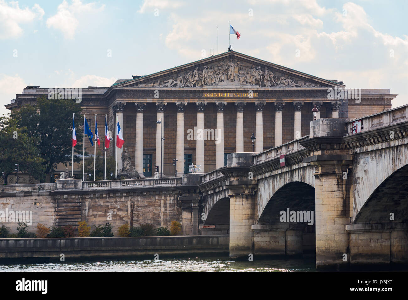 Französische Nationalversammlung und Concorde Brücke in Paris. Stockfoto