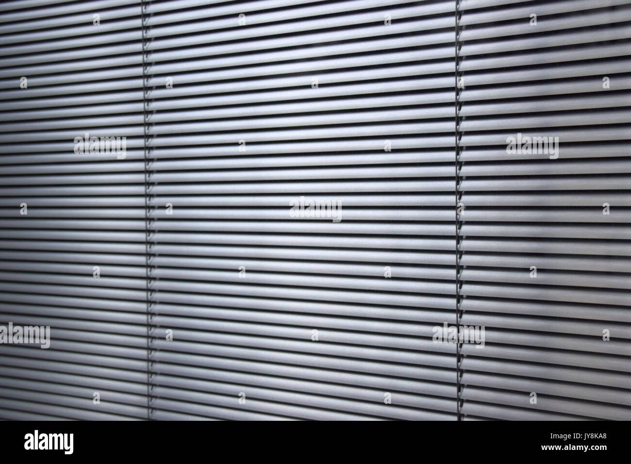 Metall Verschluss hinter einem Büro Fenster, Jalousien hinter einem  Fenster, Jalousien und Vorhänge, horizontalen Lamellen aus Metall, Markisen  Stockfotografie - Alamy