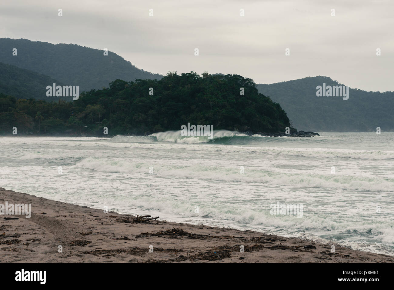 Wellen brechen am Strand Castelhanos, Brasilien Stockfoto