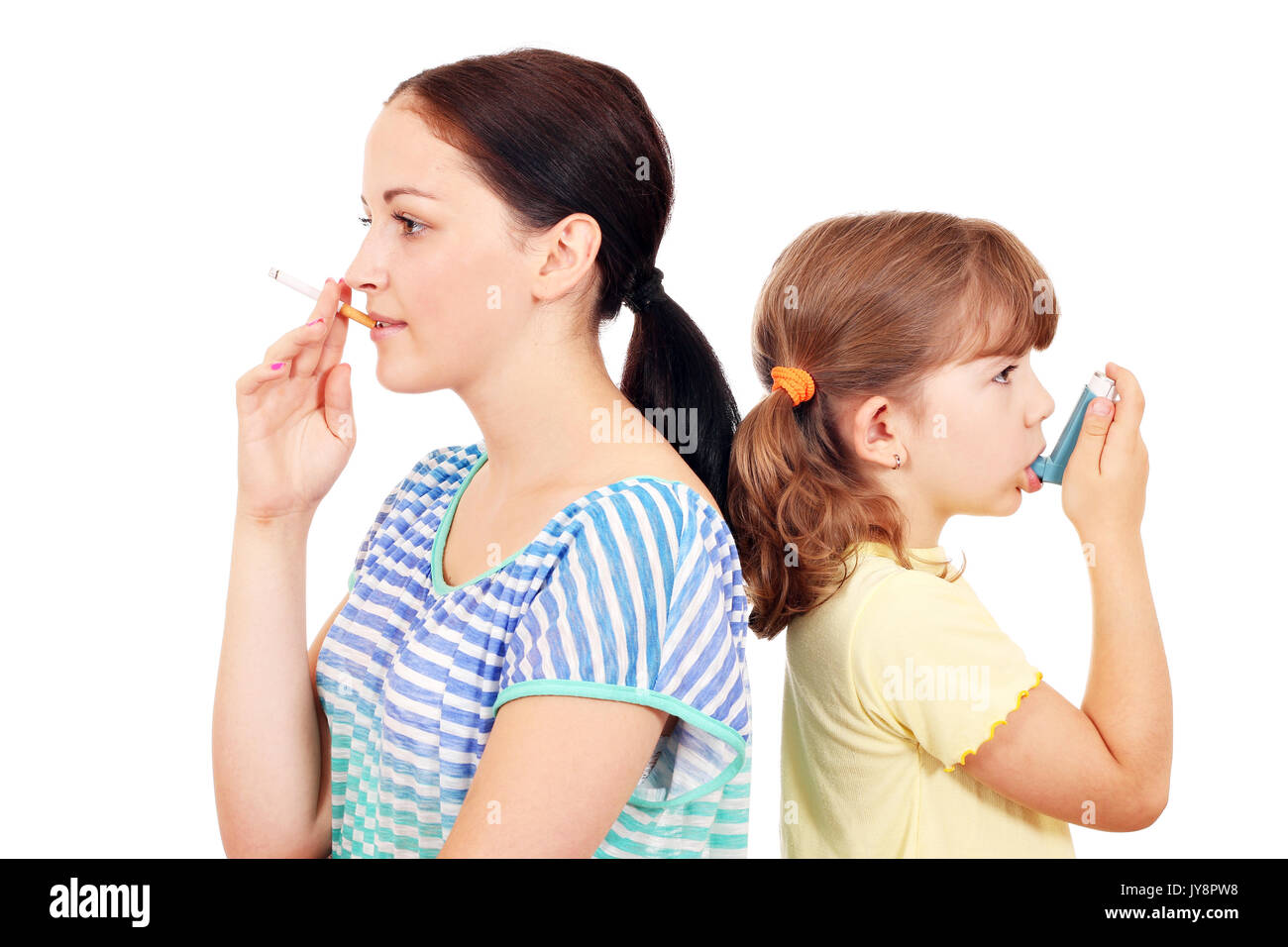 Mädchen rauchen Zigarette und kleine Mädchen mit Inhalator Stockfoto