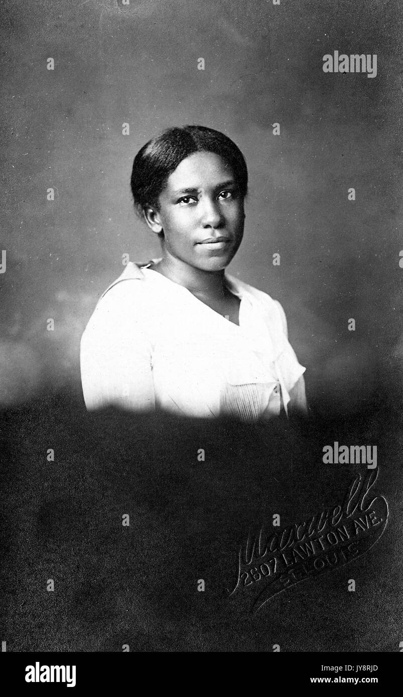 Brustbild der junge afrikanische amerikanische Frau, trug ein leichtes Kleid und einem neutralen Ausdruck, 1915. Stockfoto