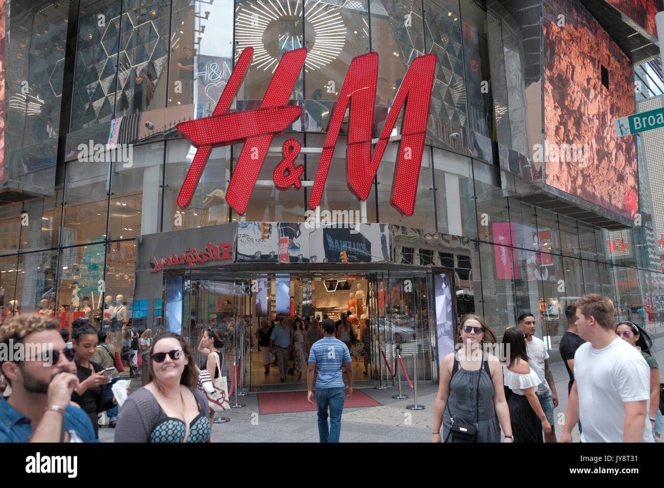 New York, Vereinigte Staaten von Amerika - 8. Juli 2017. H&M Flagship Store am Times Square in New York, Vereinigte Staaten von Amerika. Der Times Square ist einer der weltweit am meisten besuchten Attraktionen und einer der verkehrsreichsten Kreuzungen für Fußgänger. Stockfoto