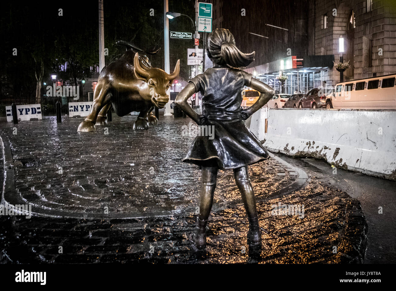 New York, Vereinigte Staaten von Amerika - 8. Juli 2017. Der furchtlose Mädchen Statue von Kristen Visbal im Finanzdistrikt von Manhattan. Stockfoto