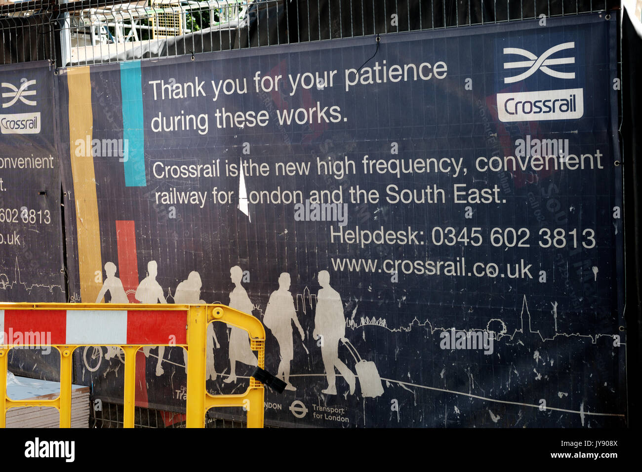 Werbetafeln rund um die Bond Street Crossrail Station für den Queen Elizabeth U-Bahnlinie, die im Jahr 2018 zu öffnen. London, Großbritannien Stockfoto