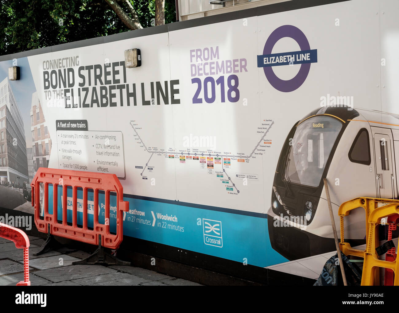 Werbetafeln rund um die Bond Street Crossrail Station für den Queen Elizabeth U-Bahnlinie, die im Jahr 2018 zu öffnen. London, Großbritannien Stockfoto