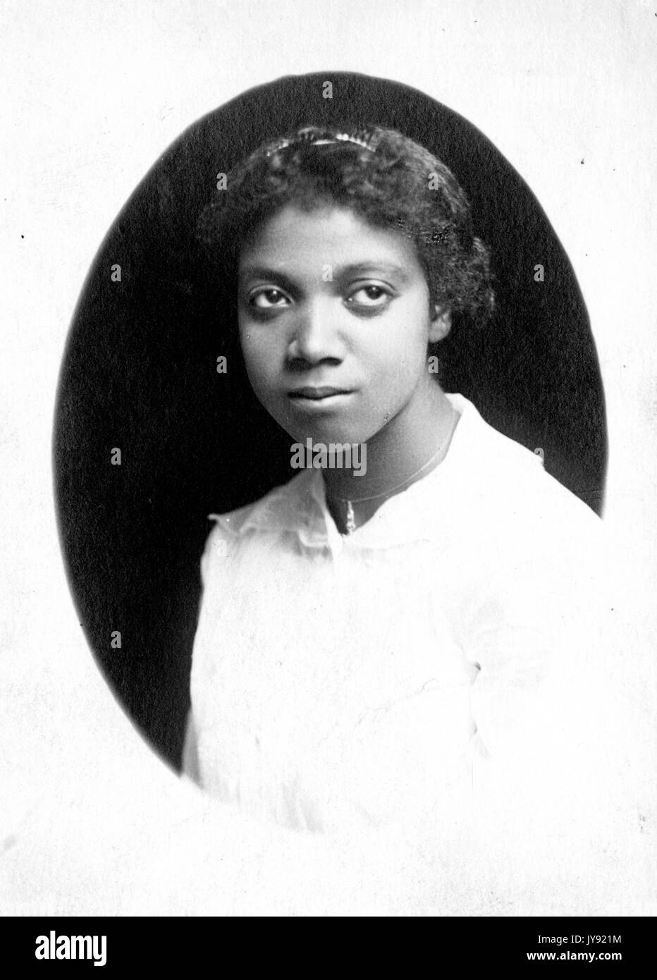 Portrait des Afrikaners - junge Frau im Fotostudio, 1930. Stockfoto