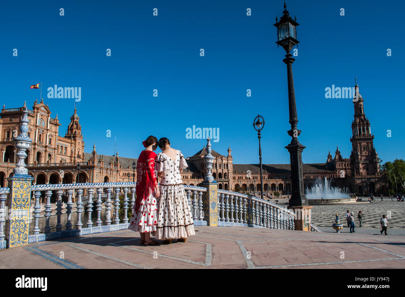 Spanien: Mädchen von Sevilla in typischen Kleider in Plaza de Espana, dem berühmtesten Platz der Stadt, bereit für die Sevilla Messe (Feria de Abril) Stockfoto