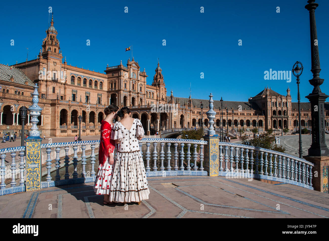 Spanien: Mädchen von Sevilla in typischen Kleider in Plaza de Espana, dem berühmtesten Platz der Stadt, bereit für die Sevilla Messe (Feria de Abril) Stockfoto