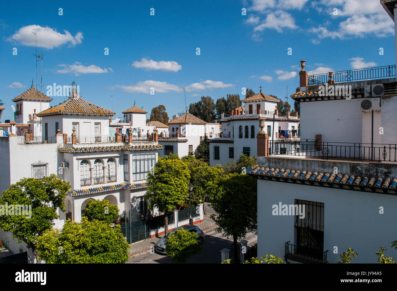 Die Skyline von Heliopolis, einer Wohngegend von Sevilla, dessen Name bedeutet Stadt der Sonne in Griechisch, mit seinen Häusern im andalusischen Stil erbaut Stockfoto Die Skyline von Heliopolis, einer Wohngegend von Sevilla, dessen Name bedeutet Stadt der Sonne in Griechisch, mit seinen Häusern im andalusischen Stil erbaut Stockfoto
