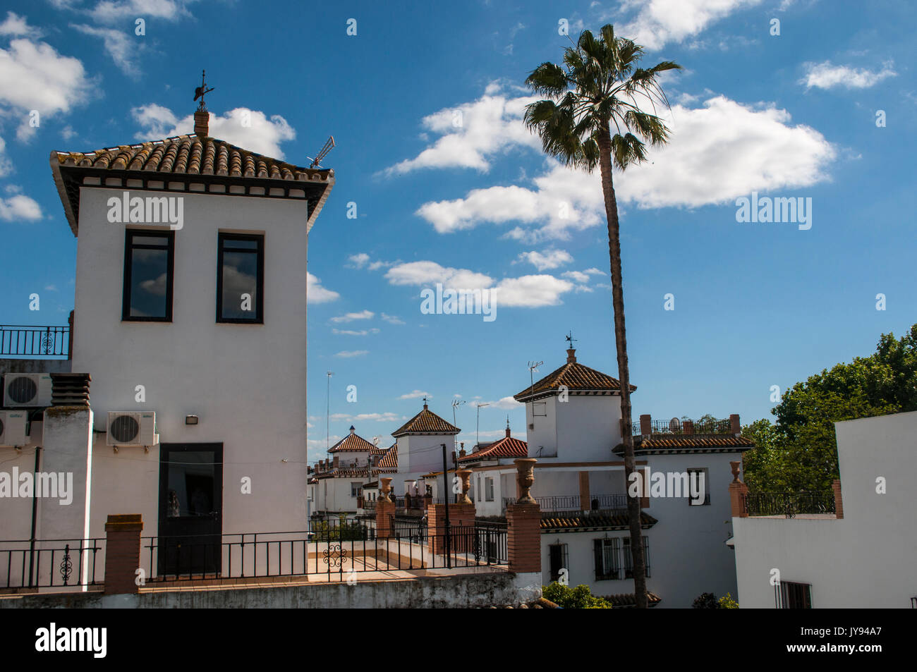 Die Skyline von Heliopolis, einer Wohngegend von Sevilla, dessen Name bedeutet Stadt der Sonne in Griechisch, mit seinen Häusern im andalusischen Stil erbaut Stockfoto Die Skyline von Heliopolis, einer Wohngegend von Sevilla, dessen Name bedeutet Stadt der Sonne in Griechisch, mit seinen Häusern im andalusischen Stil erbaut Stockfoto