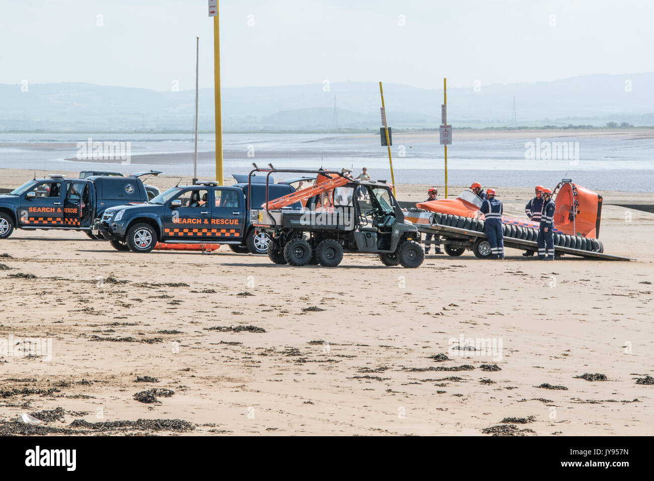 Burnham on Sea Bereich Rettung Boot Üben von Manövern am Strand Stockfoto