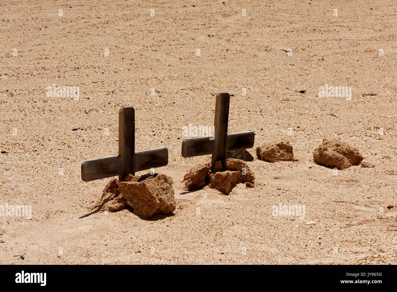 Holzkreuze in der Wüste von Namib, an der Straße C35 östlich der Hensties Bay im Dorob National Park, Swakopmund District, Erongo Region, in Namibia Stockfoto