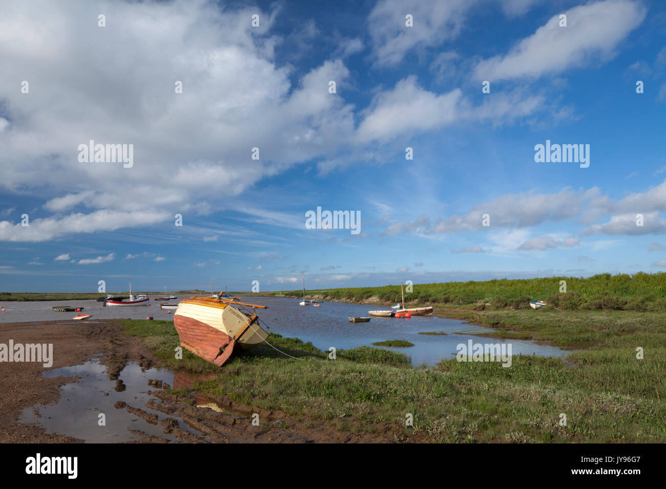 Am frühen Abend Szene der Boote bei Burnham Overy Staithe auf dem North Norfolk Coast Anfang Juni vertäut. Stockfoto