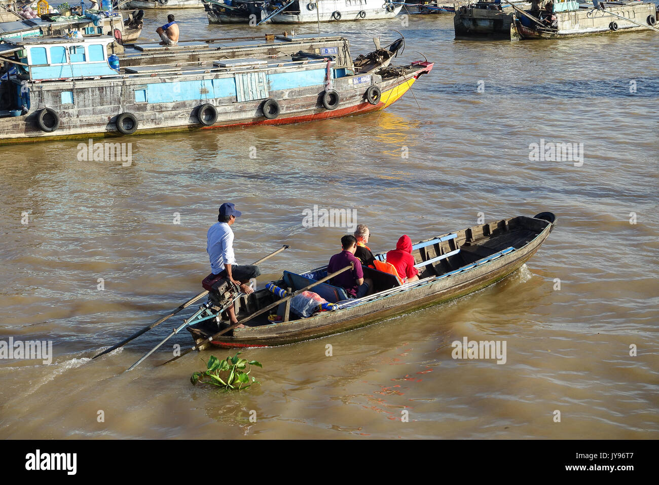 Die Stadt Tho, Vietnam - 15. August 2017: ein bootsmann auf Cai Rang Floating Market Stockfoto