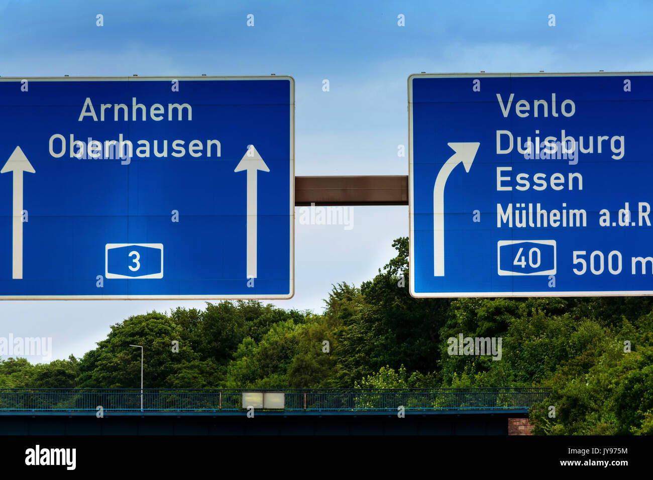 Autobahn-Schild, direktionale unterzeichnen auf der Autobahn A 3, Richtung Venlo, Duisburg, Essen, Mülheim an der Ruhr, Oberhausen, Arnheim und Autobahn überqueren Ka Stockfoto