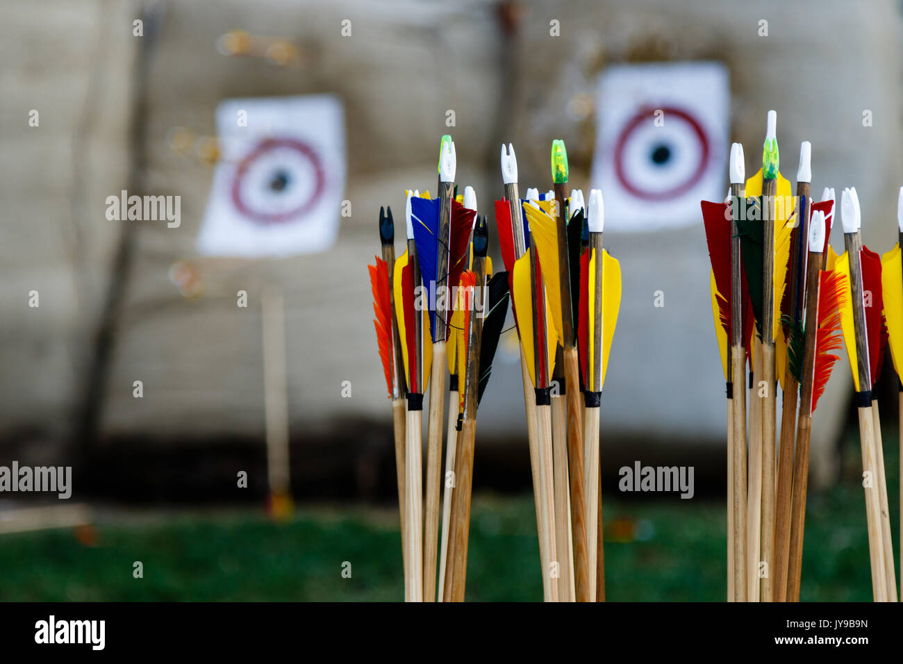 Farbe Pfeil Schwänze mit Zielen im Hintergrund Stockfoto